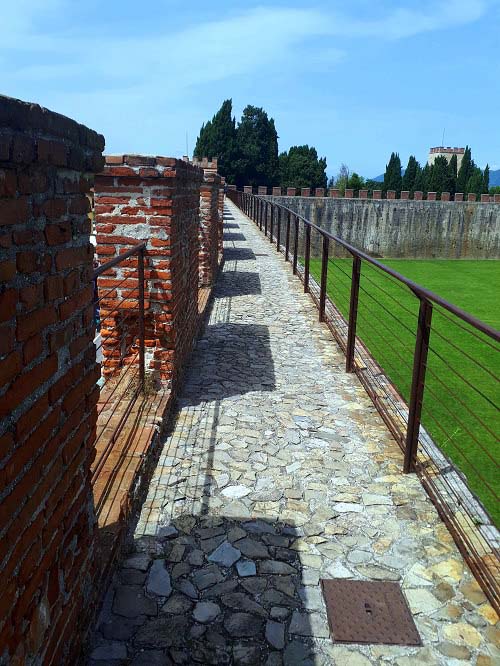 Vista frontale di una porzione del passeggio sulle mura