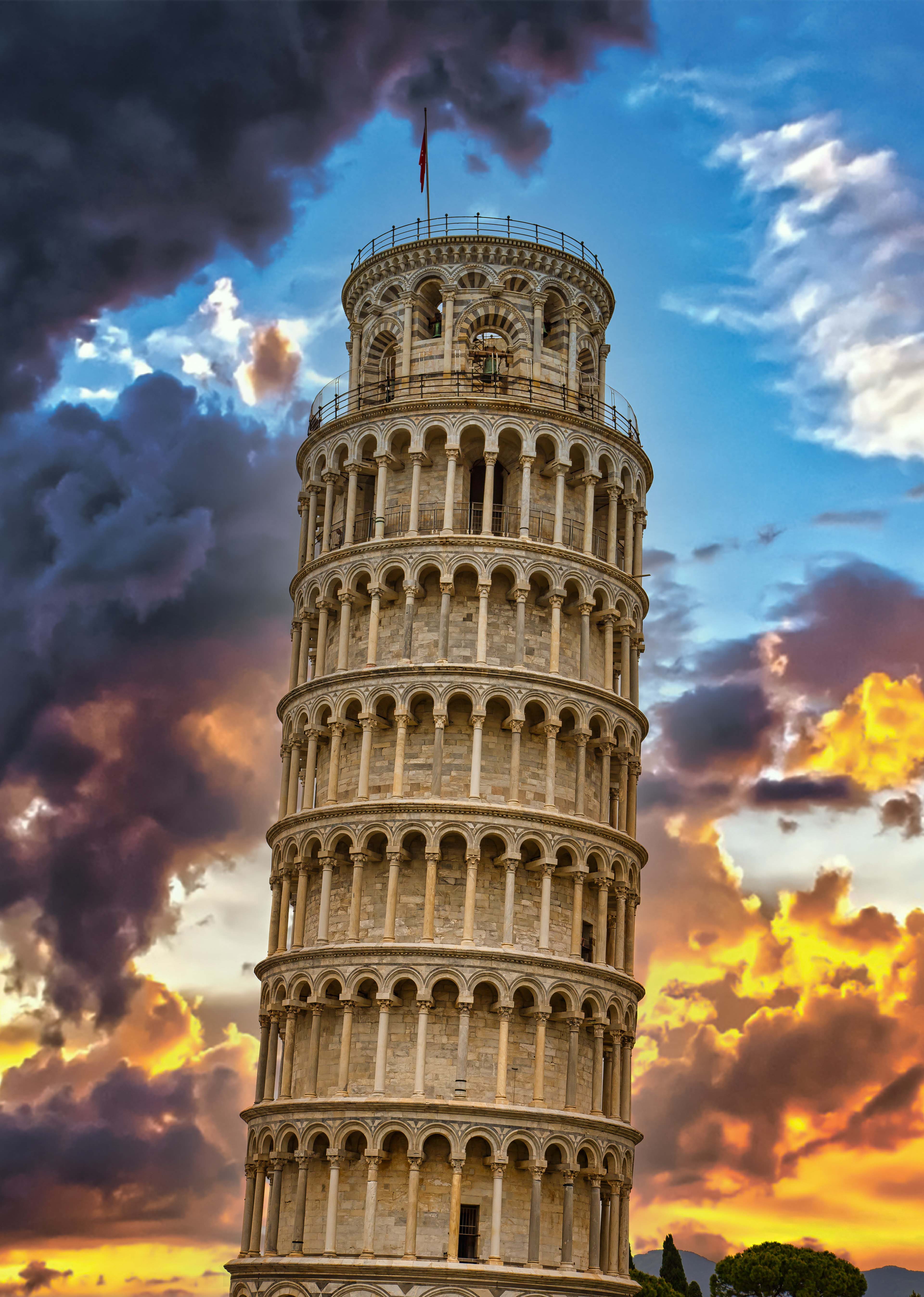 Parte superiore della torre pendente al tramonto